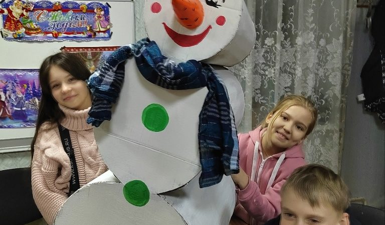 Читатели Краснооктябрьской библиотеки украшают учреждение к празднику
