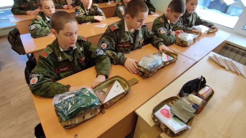 Кадеты передали военнослужащим аптечки и письма