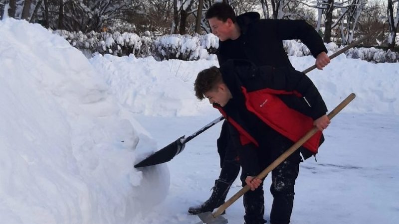 В Космодемьянском борются со снегом и льдом