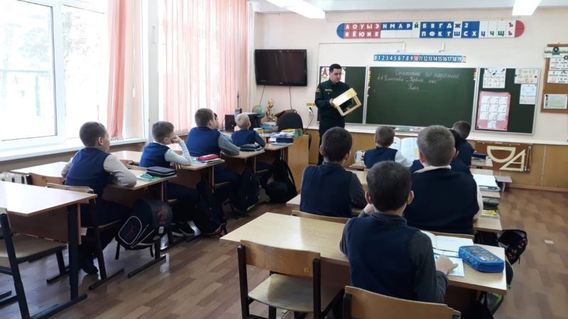 Ученикам Нововолковской школы рассказали о кормушках