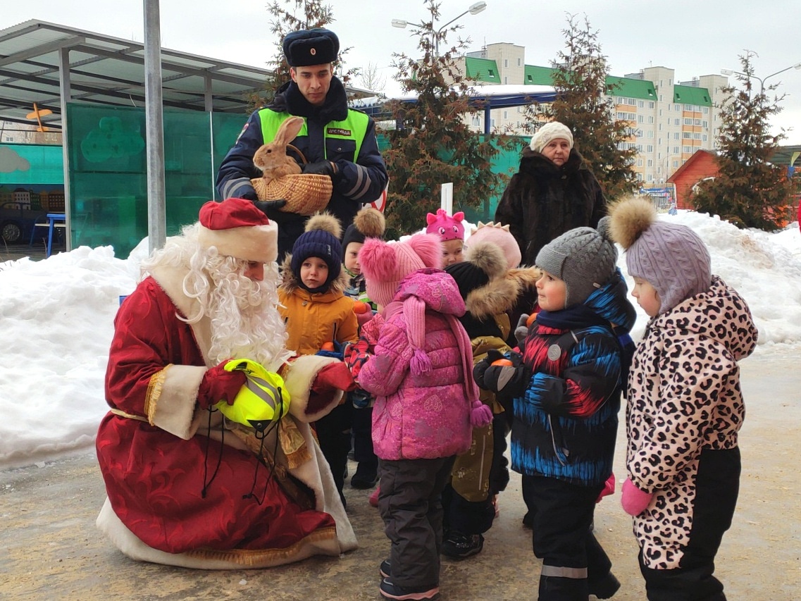 Рузские полицейские провели новогоднюю акцию | 30.12.2022 | Руза -  БезФормата