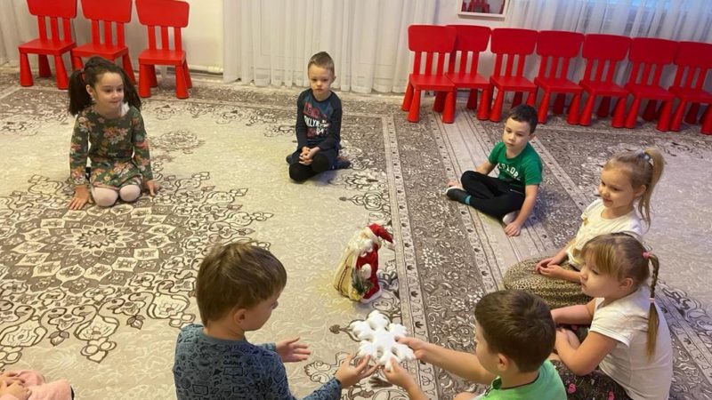 Рузские дошкольники играли в зимние забавы