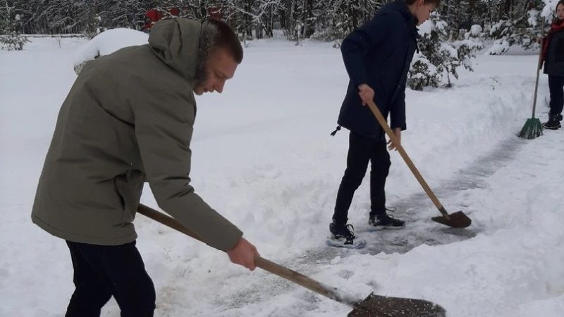 Космодемьянские школьники расчистили от снега братскую могилу