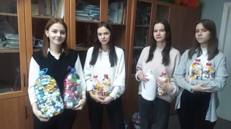Юные колюбакинцы соревновались, кто больше соберет крышечек