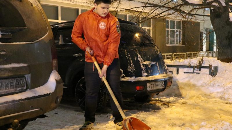 В Рузе убирают снег