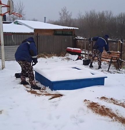 В Рузском округе убирают снег на игровых комплексах