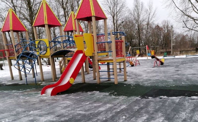 В Рузском округе расчищают детские площадки | 13.12.2022 | Руза - БезФормата