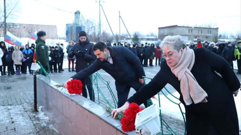 В Колюбакино возложили цветы к мемориалу Славы