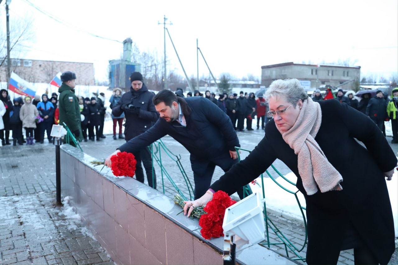 В Колюбакино возложили цветы к мемориалу Славы | 12.12.2022 | Руза -  БезФормата