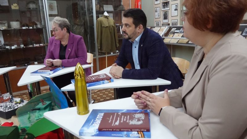 Николай Пархоменко осмотрел экспонаты школьного музея боевой Славы