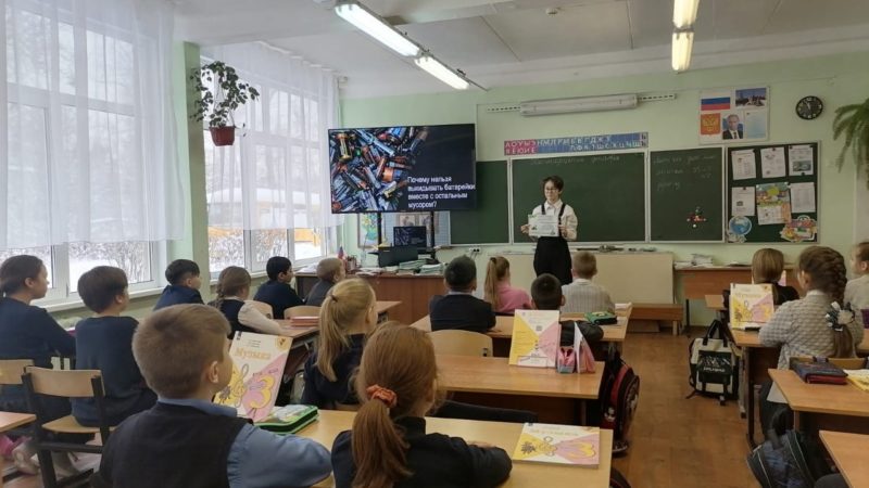 Космодемьянские школьники сдают батарейки