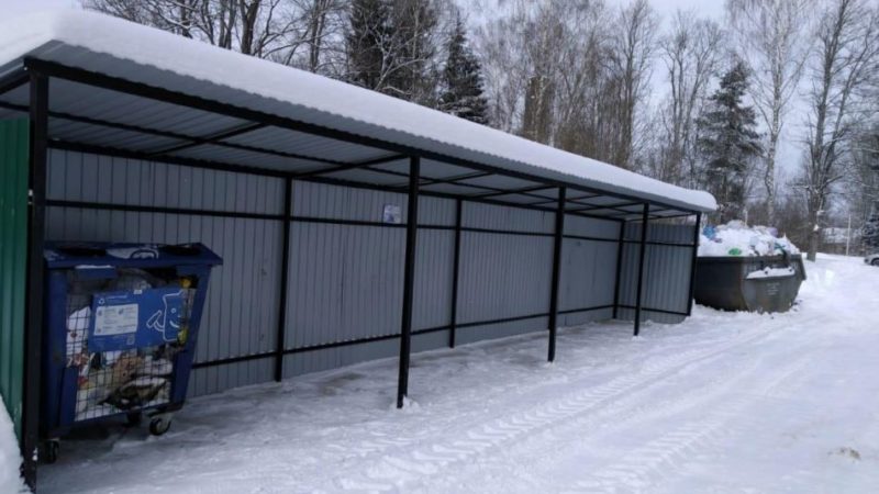 В Рузском округе убирают снег на контейнерных площадках