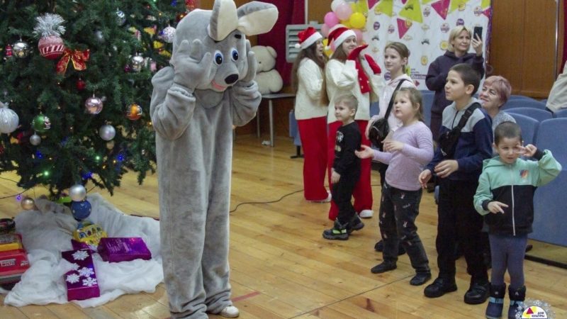 В «Юбилейном» ДК дети веселились с Дедом Морозом и Снегурочкой