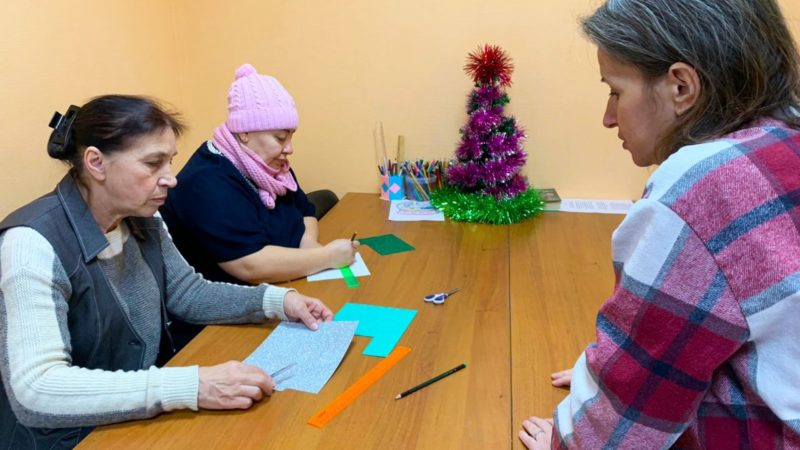 Горбовские пенсионеры делали новогодние сувениры