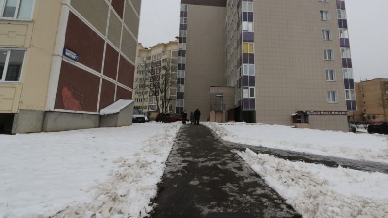 В Рузском округе убирают снег на тротуарах и общественных территориях