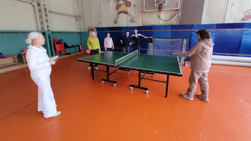 Долголеты играют в теннис