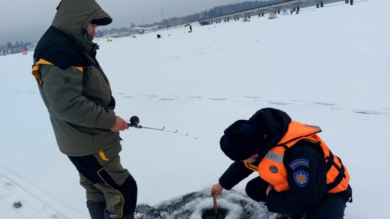 Спасатели Мособлпожспас измеряют толщину льда и проводят беседы с рыбаками