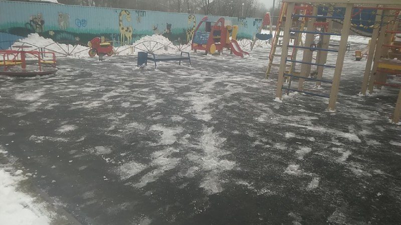 В Рузском округе убирают снег на игровых комплексах