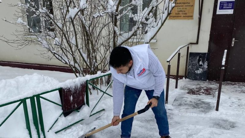 В Рузском округе активисты «Молодой Гвардии» продолжают бороться со снегопадами