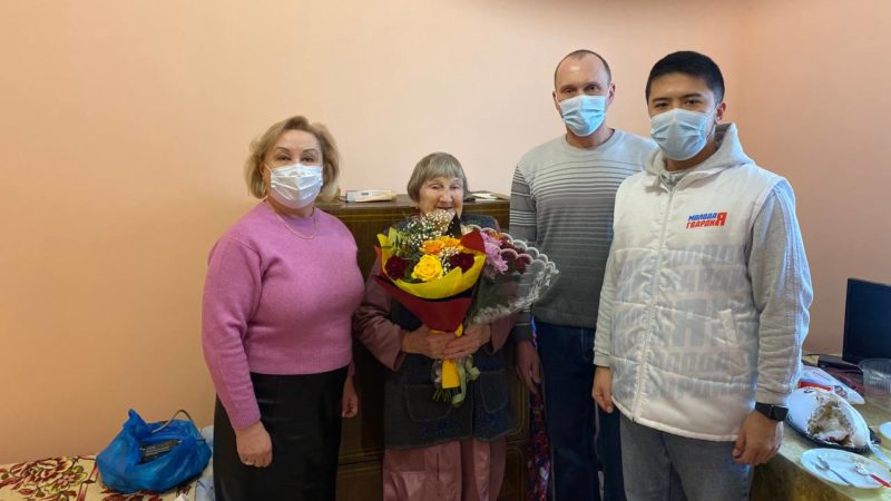 Рузские молодогвардейцы поздравили Варвару Рогову с юбилеем