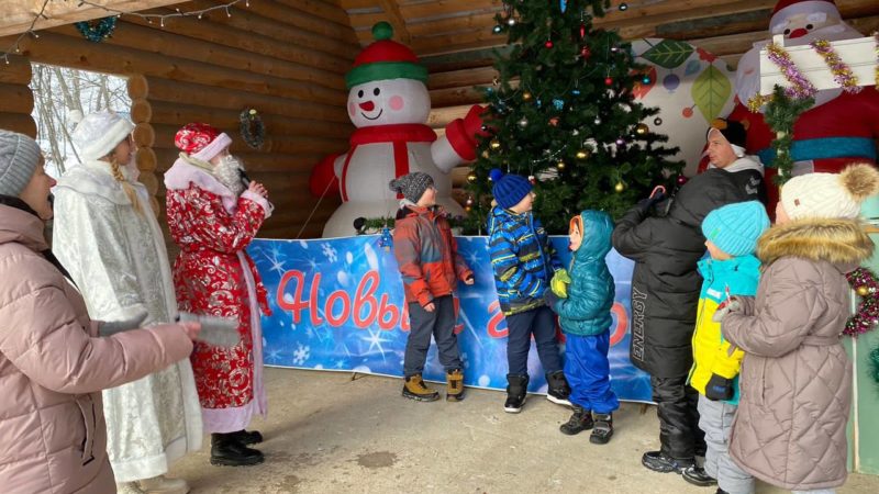 На Городке зажгли огни на елочке