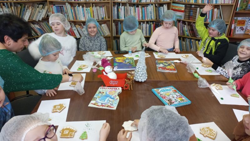 Юные дороховчане покрывали пряники глазурью
