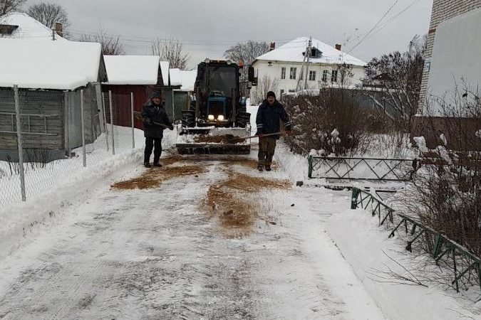 В Рузском округе обрабатывают дороги и общественные территории