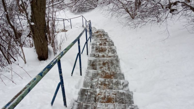 В Рузском округе посыпают общественные территории