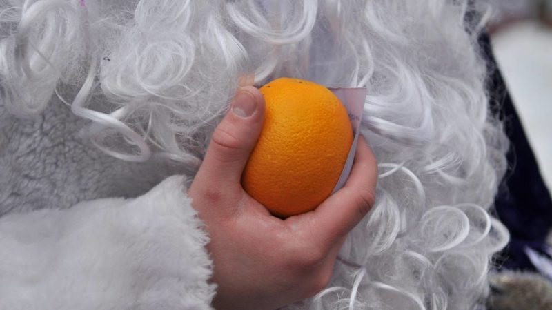 На Городке гости получили мандарины с предсказаниями