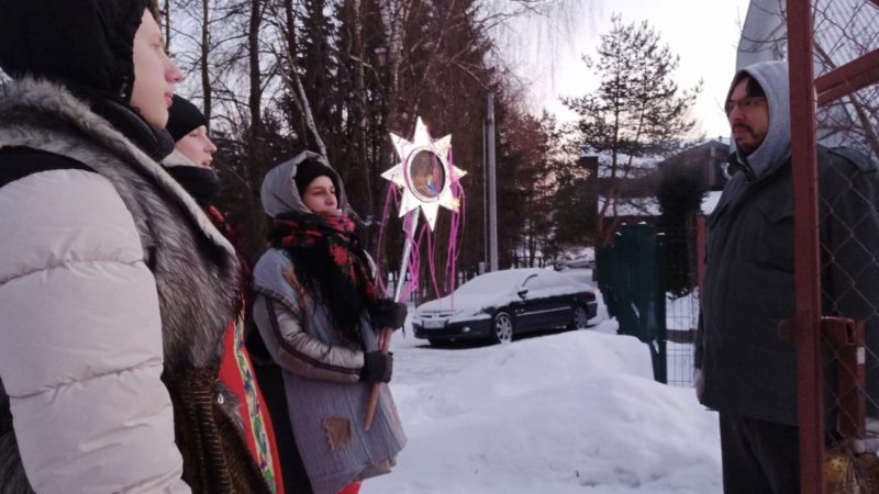 Юные воскресенцы поздравили односельчан с Рождеством