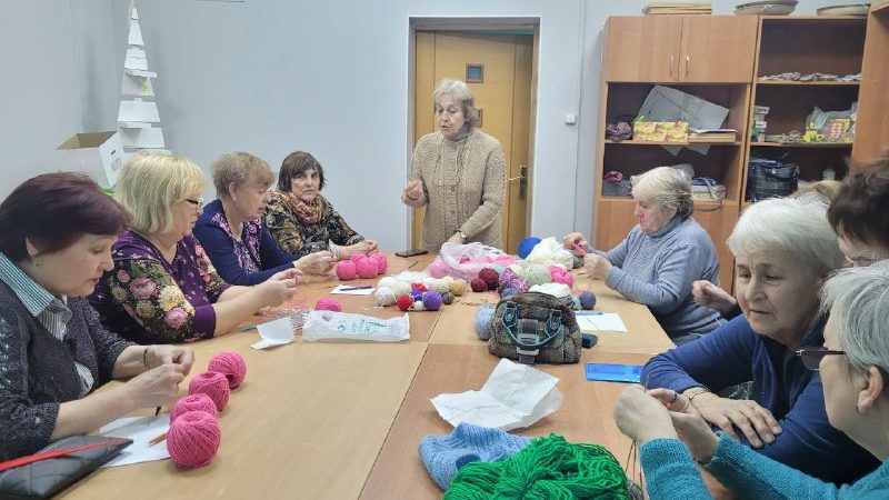 Рузские долголеты учатся вязать