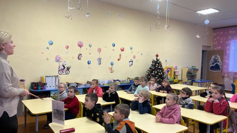 Колюбакинские дошкольники слушали сказку Андерсена