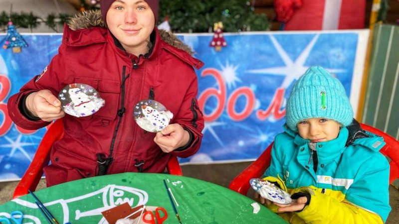 Ружане мастерили снеговика из ваты