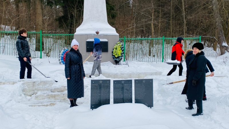 Лицеисты расчистили от снега памятник в Старой Рузе