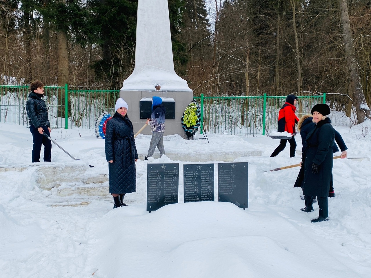 Лицеисты расчистили от снега памятник в Старой Рузе - РузаРИА - Новости  Рузского городского округа. Фото и видео