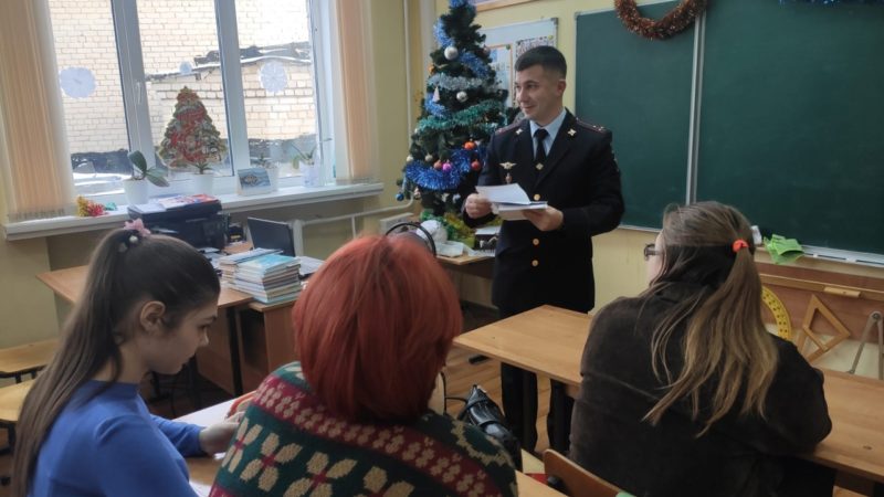 Старшеклассники Рузской школы №2 общались с полицейским