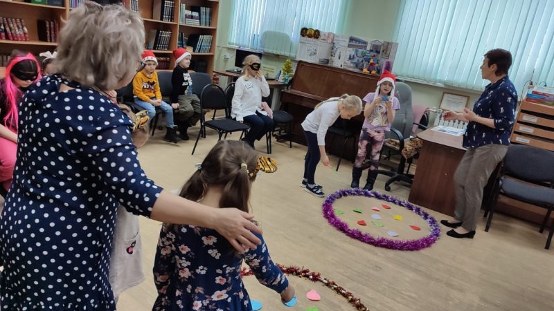 Тучковцы веселились в библиотеке