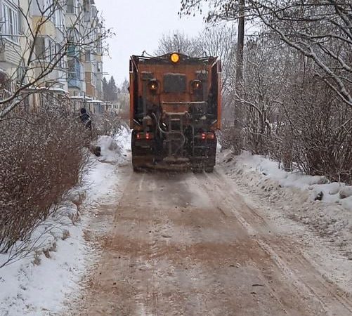 В Рузском округе территории обрабатывают противогололедными  реагентами