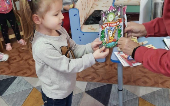 В Брикетской библиотеке состоялось путешествие по сказкам Шарля Перро