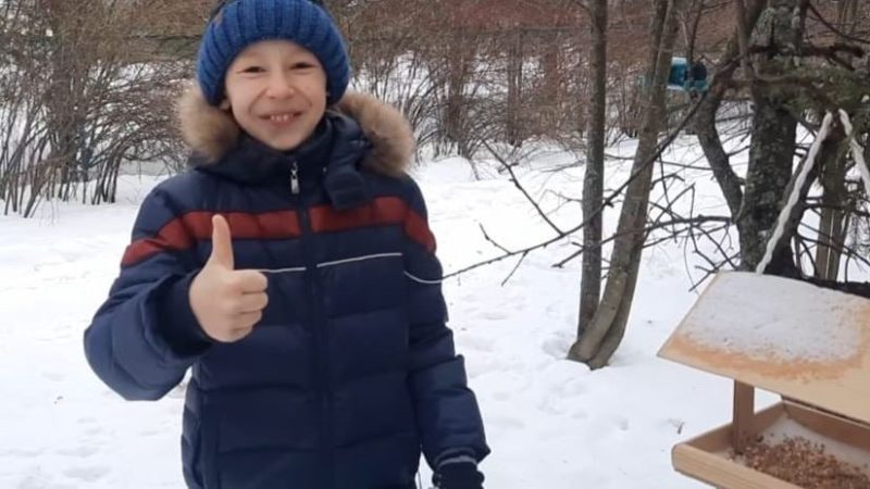 Сытьковцы наполнили кормом «птичьи столовые»