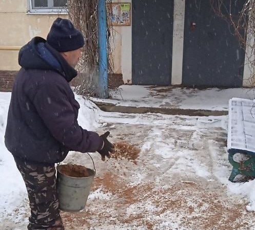 В Рузском округе обрабатывают реагентами общественные территории