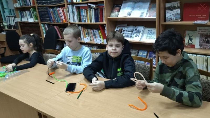 Юные ружане делали фигурки из синельной проволоки