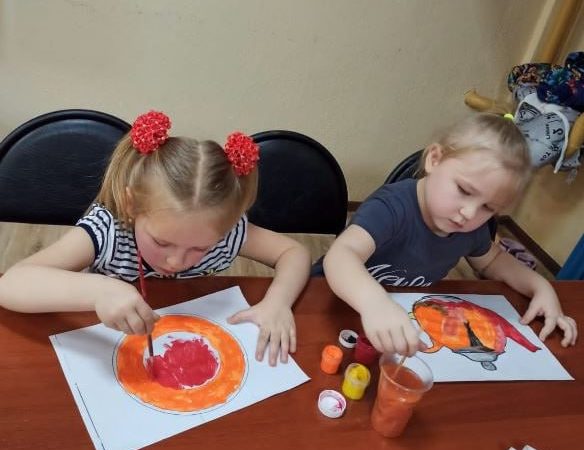 Юные беляногорцы расписывали чайники и тарелки