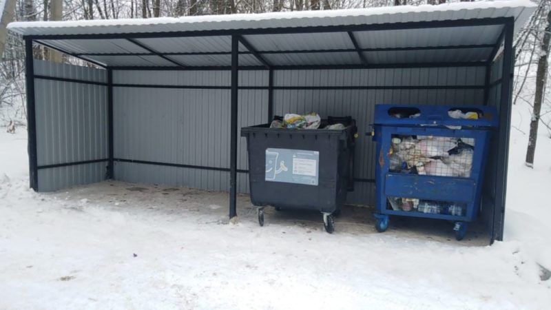 В Рузском округе убирают снег на контейнерных площадках