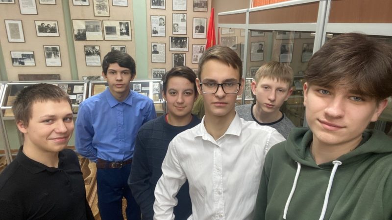 Колюбакинские школьники фотографировались в музее