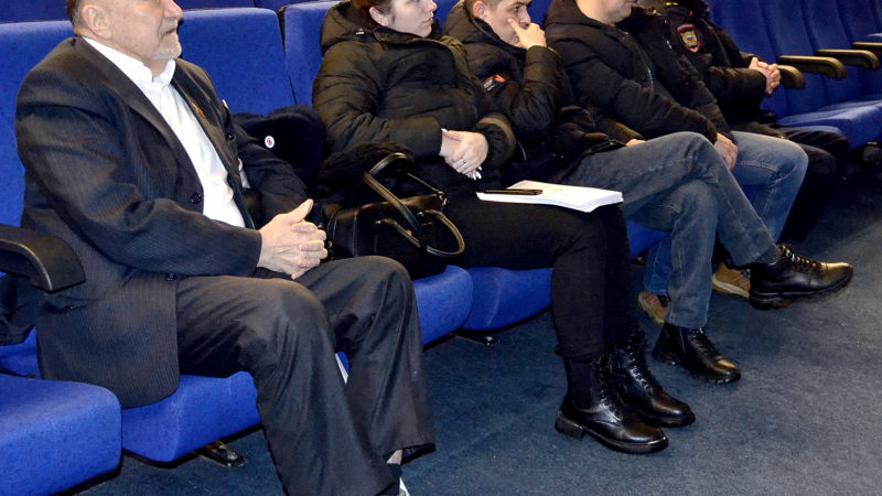 Участковые полиции рассказывают жителям округа о своей работе