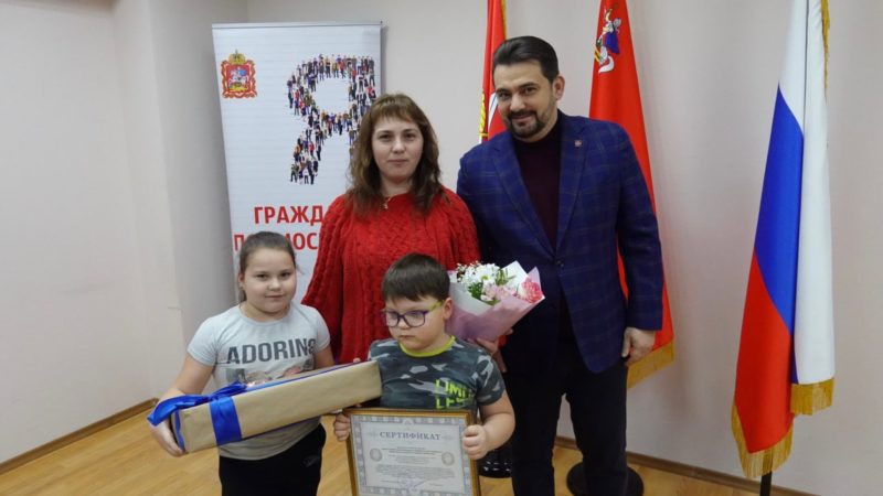 Глава округа вручил жилищные сертификаты молодым семьям