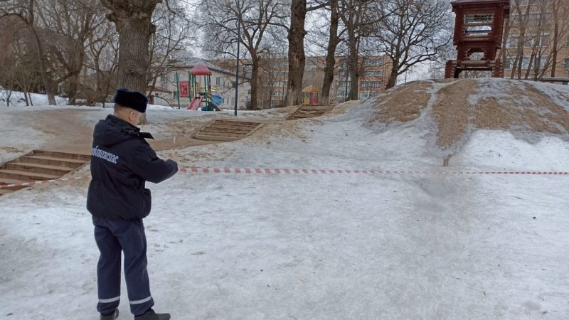 Спасатели напоминают ружанам о безопасном катании детей с горок