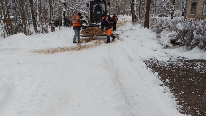 В Рузском округе обрабатывают реагентами дороги и тротуары в населенных пунктах