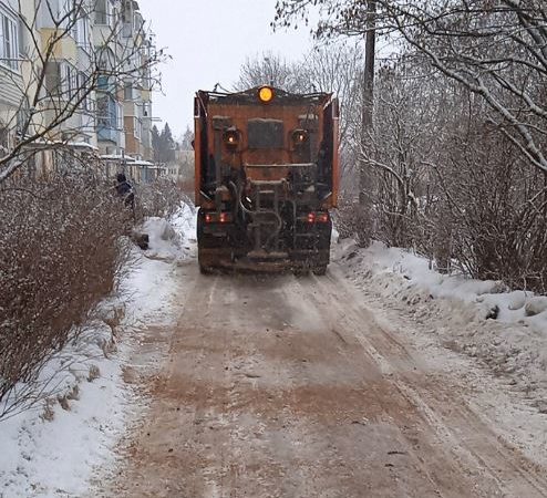 В Рузском округе посыпают дороги и тротуары